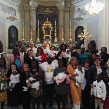 BATTESIMO nel nostro C.A.S.  di Mezzenile. 11 bambini dei nostri ospiti, diventati “figli di Dio” nella Chiesa San Martino Vescovo 